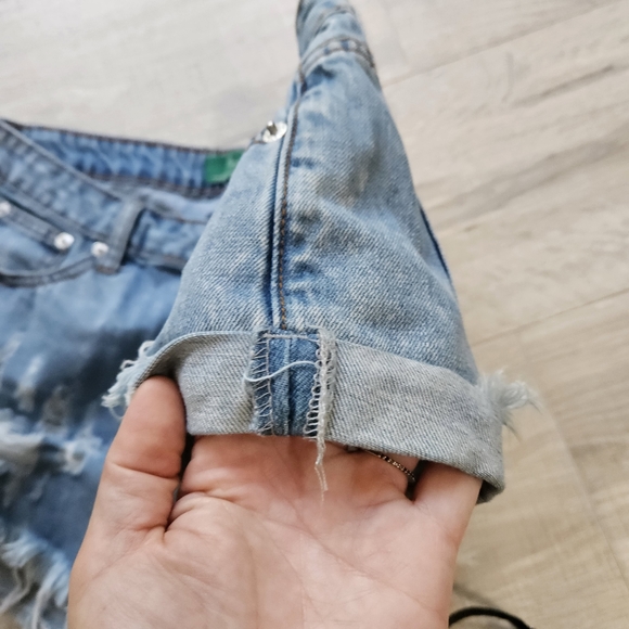 Signature Eight Denim Beachy Destroyed Distressed Hot Shorts Med - Picture 5 of 10